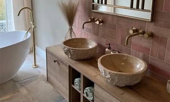 Lavaboi i slavine za lavabo u luksuznom kupatilu